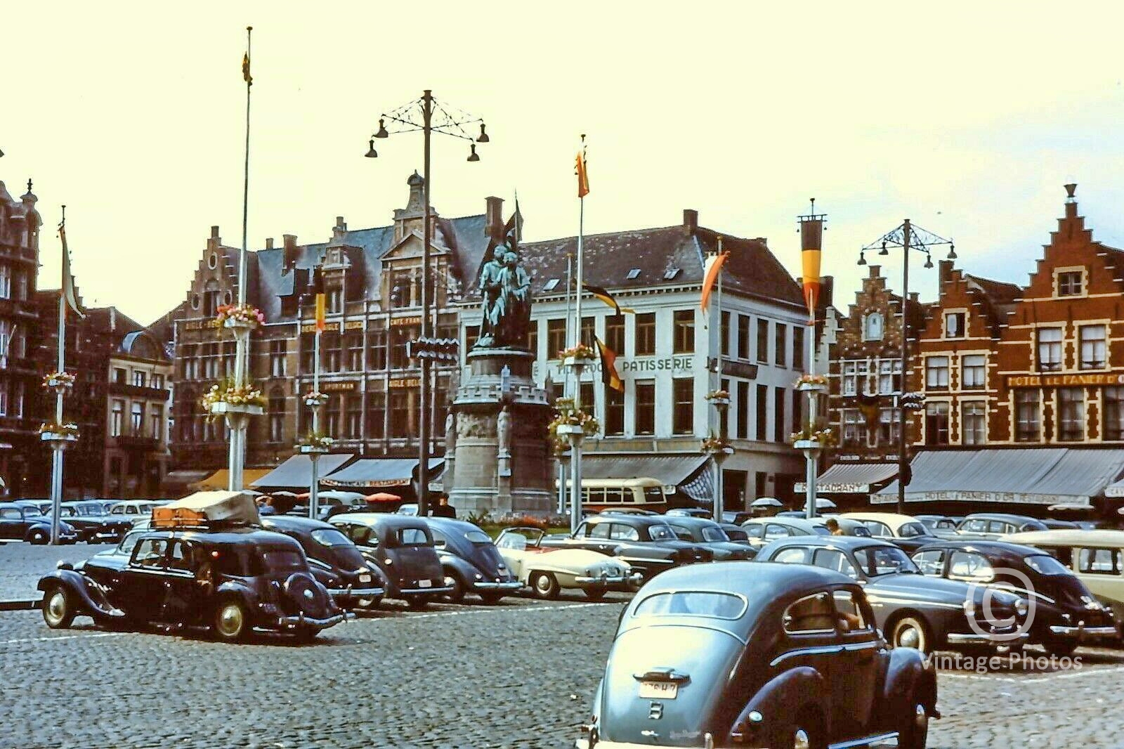 1950  Grand Place de Bruges nommée Grote Markt